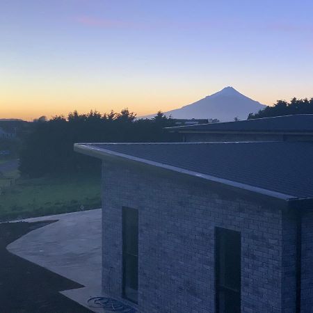 Executive-Style Home Away From Home. Hawera Exterior foto
